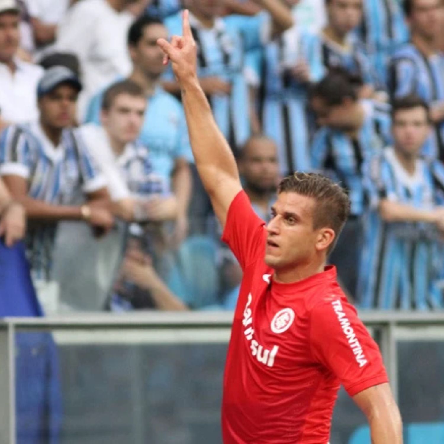 Rafael Moura comemorando seu gol em Grêmio 1×2 Internacional – Final do Gauchão 2014 – Foto Luciano LeonAgência Estado)