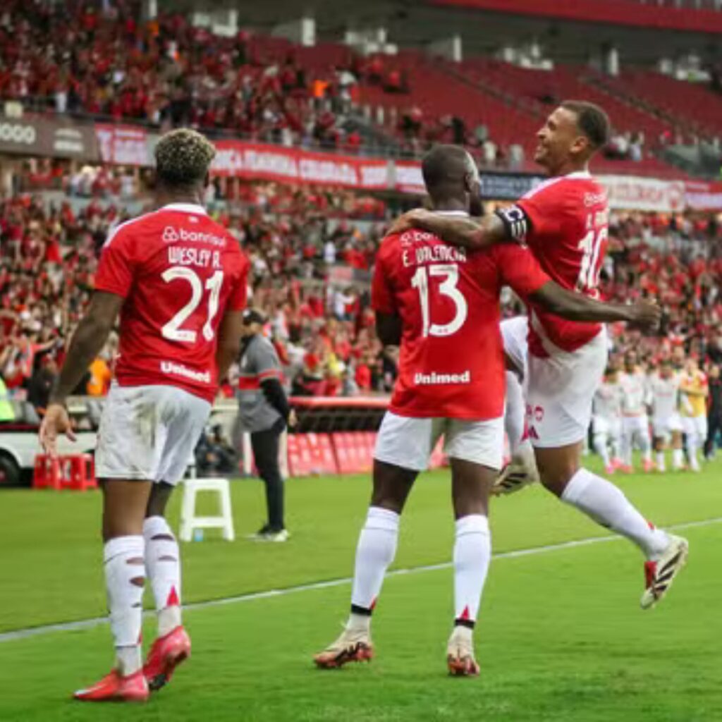 Wesley, Valencia e Alan Patrick comemorando gol em Internacional 3x0 Cruzeiro no Brasileirão 2025 Foto Site Globoesporte