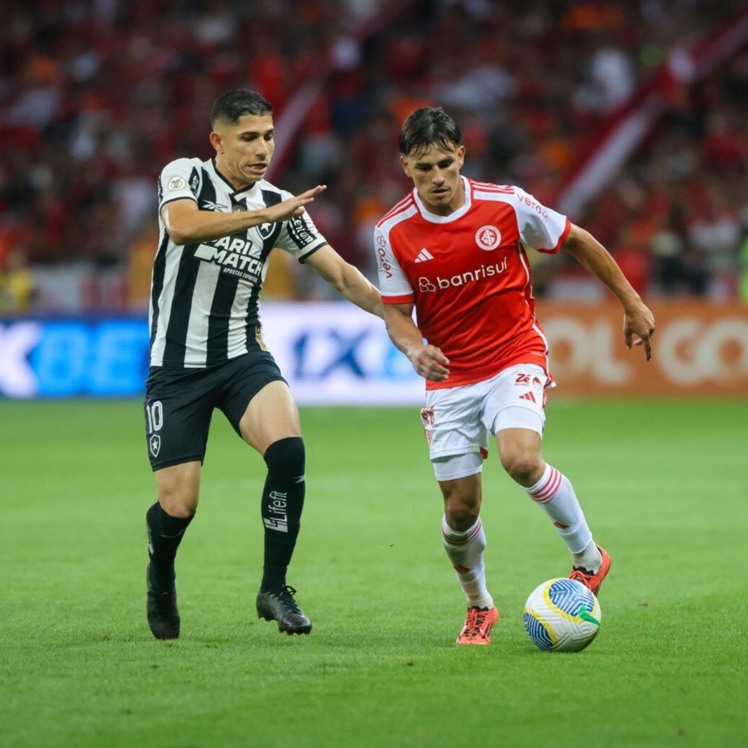 Bernabei em ação em jogo contra o Botafogo pelo Inter no Brasileirão 2024 foto Ricardo Duarte SC Internacional